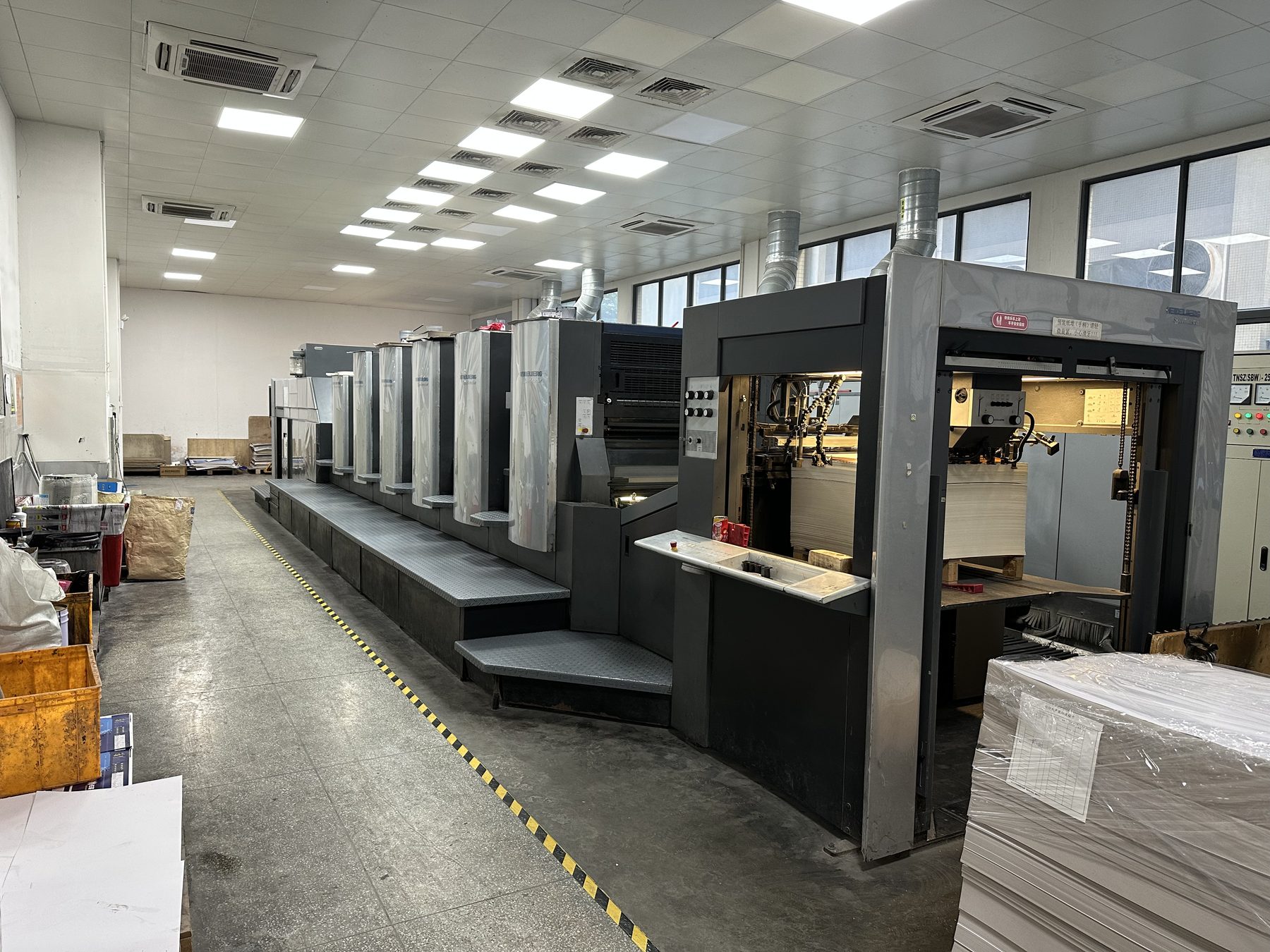 Real printing workshop for custom printed packaging production
